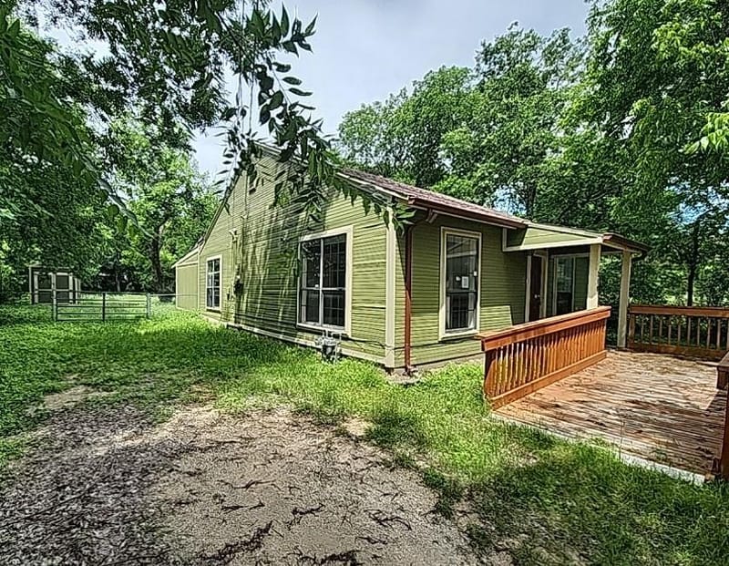 218 S Buffalo Avenue, Cleburne TX 76033 - Photo 2
