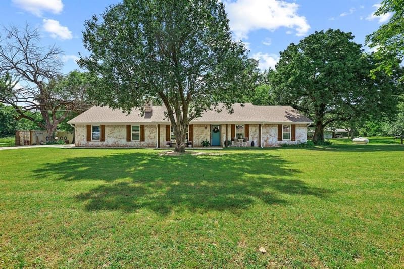 3353 County Road 2130, Telephone TX 75488