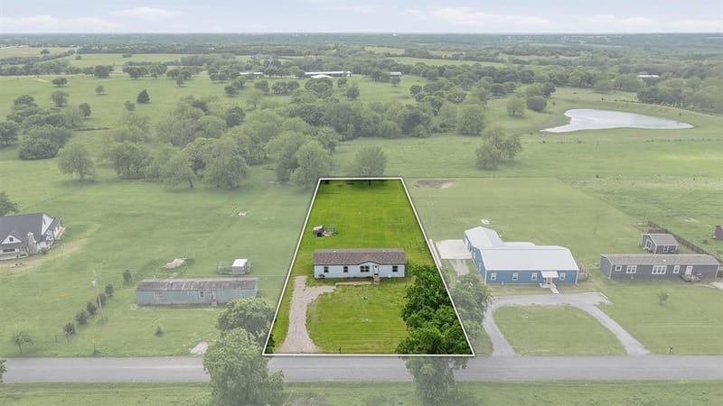 587 Kentucky Town Road, Whitewright TX 75491 - Photo 32