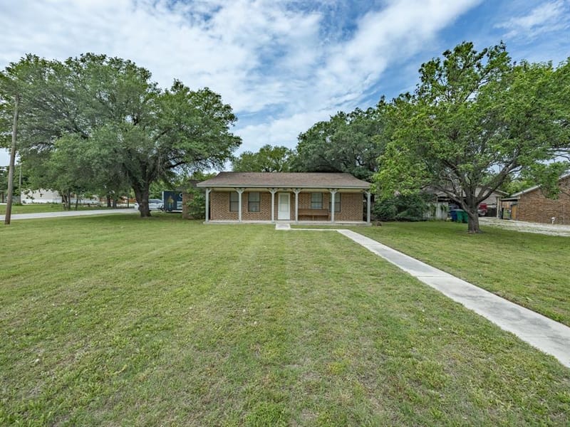 308 Oakwood Street, Chico TX 76431