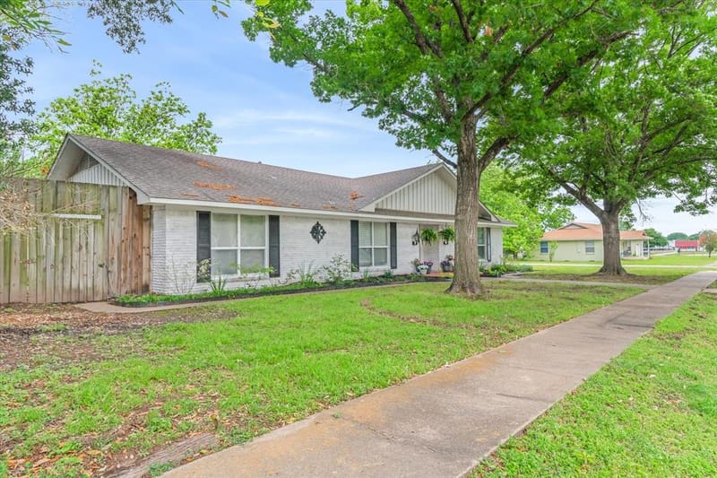202 S Houston Street, Edgewood TX 75117 - Photo 2