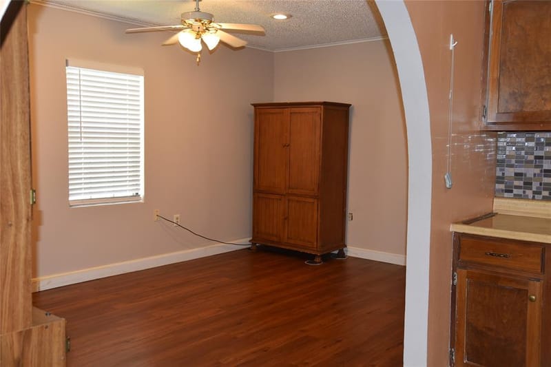 2521 W 5th Avenue, Corsicana TX 75110 - Photo 2