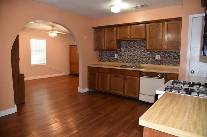 2521 W 5th Avenue, Corsicana TX 75110 - Photo 6
