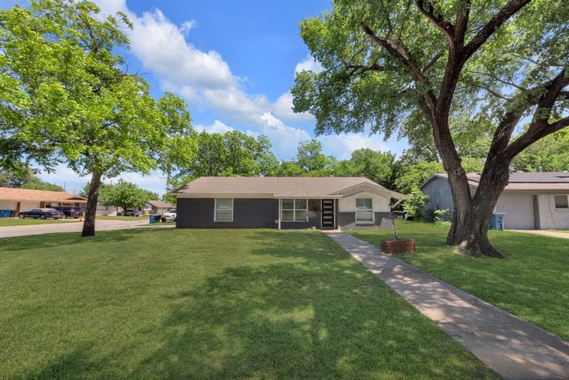 821 Lovers Lane, Grapevine TX 76051