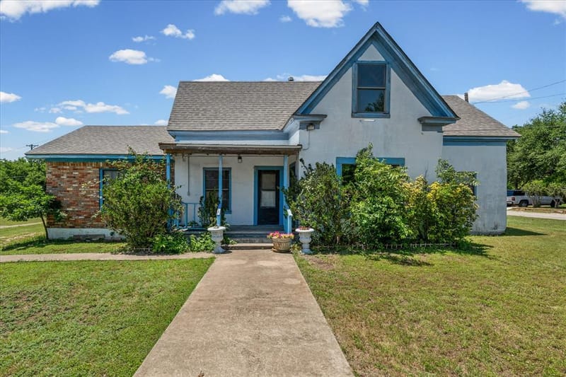 700 N 3rd Street, McGregor TX 76657