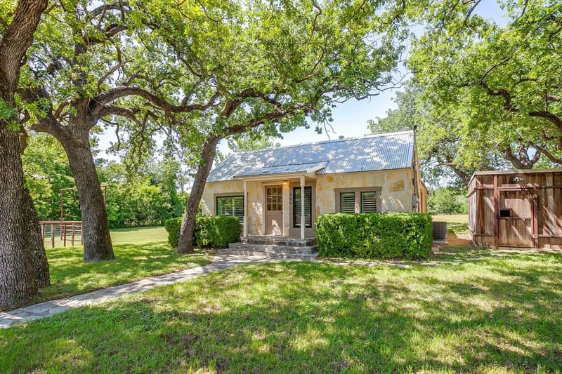 606 E Moore Street, Granbury TX 76048 - Photo 2