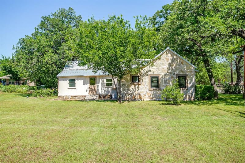 606 E Moore Street, Granbury TX 76048 - Photo 30