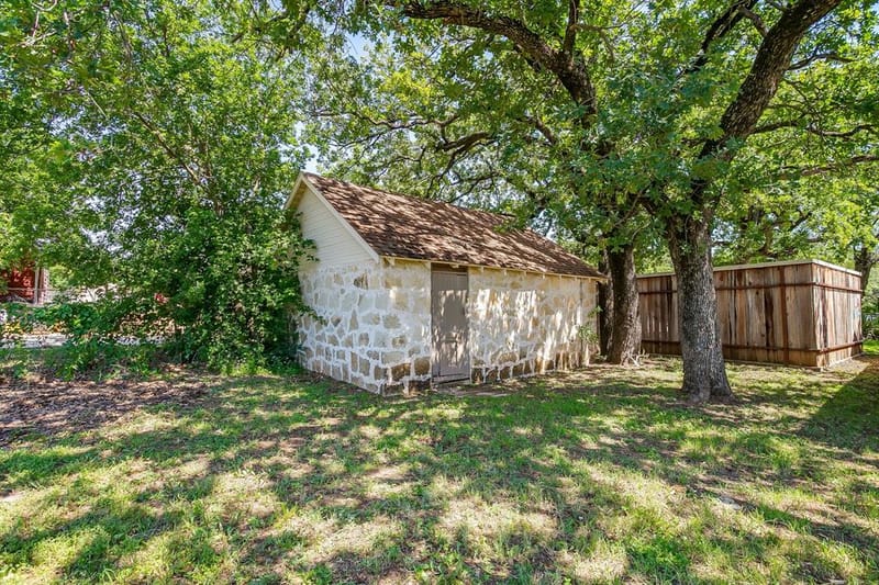606 E Moore Street, Granbury TX 76048 - Photo 34