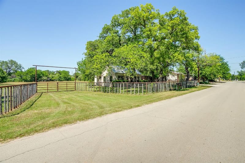 606 E Moore Street, Granbury TX 76048 - Photo 33