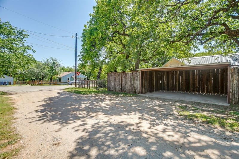 606 E Moore Street, Granbury TX 76048 - Photo 37