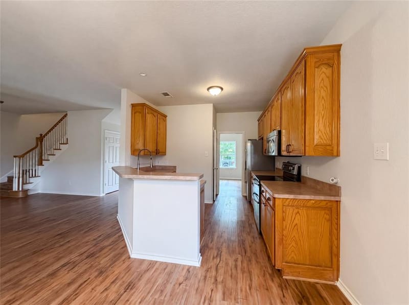 6218 Kingswood Drive, Arlington TX 76001 - Photo 8