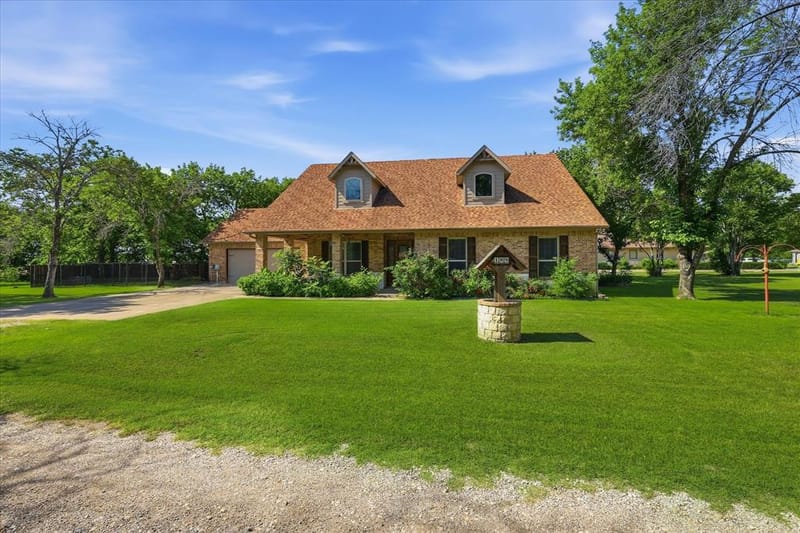 108 S Walnut Street, Roanoke TX 76262 - Photo 2