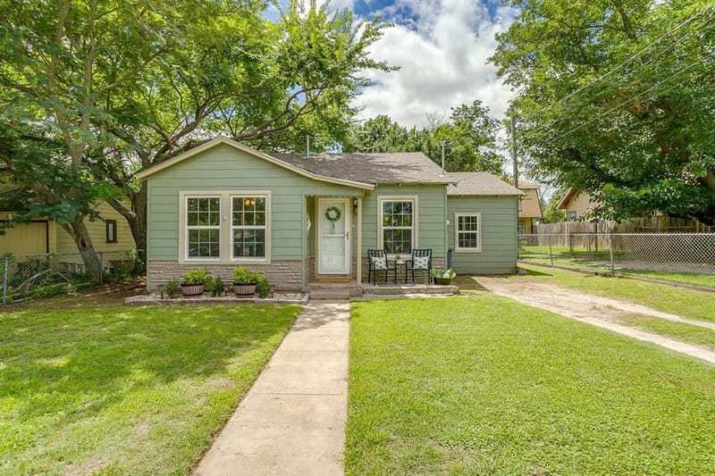 418 E Akard Street, Weatherford TX 76086 - Photo 2