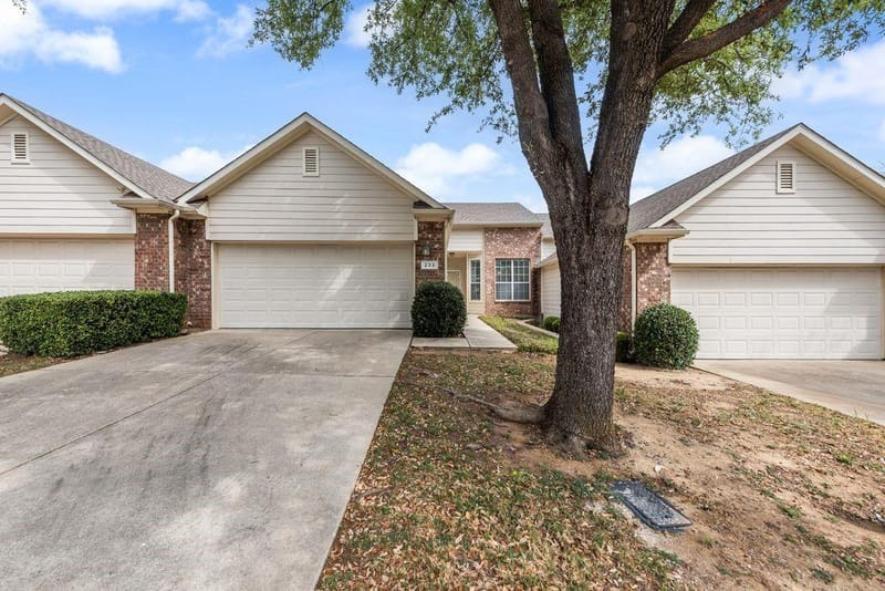 233 Heritage Hill Drive, Lewisville TX 75067 - Photo 2