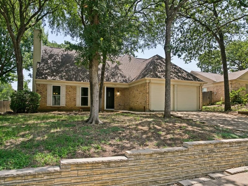 1706 Acorn Drive, Euless TX 76039 - Photo 2