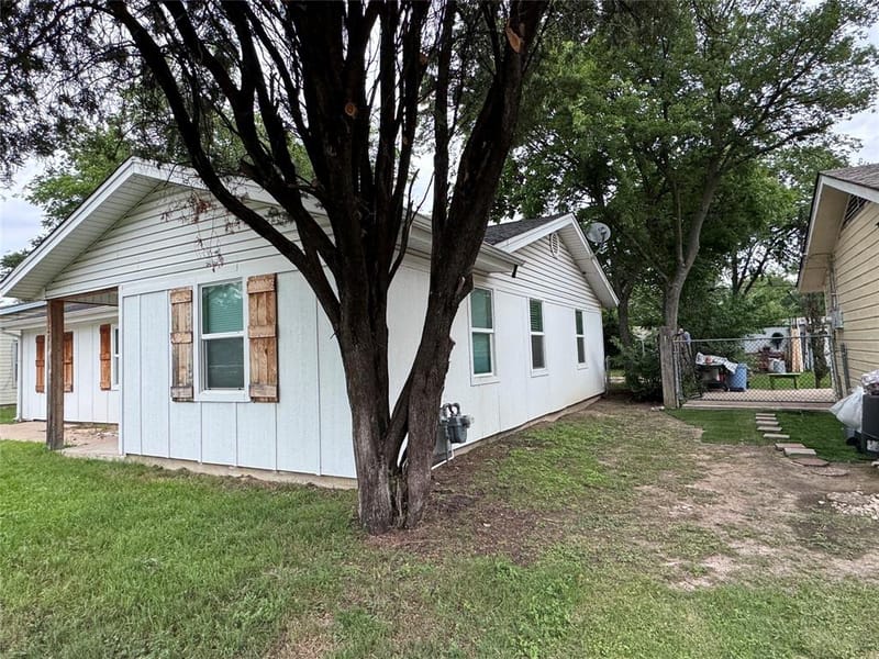 520 NW King Street, Burleson TX 76028 - Photo 8