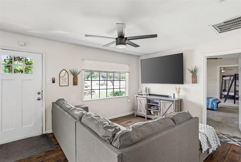 516 E Wintergreen Road, DeSoto TX 75115 - Photo 6