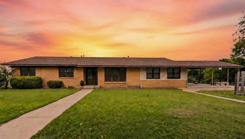 608 W Spring Street, West TX 76691