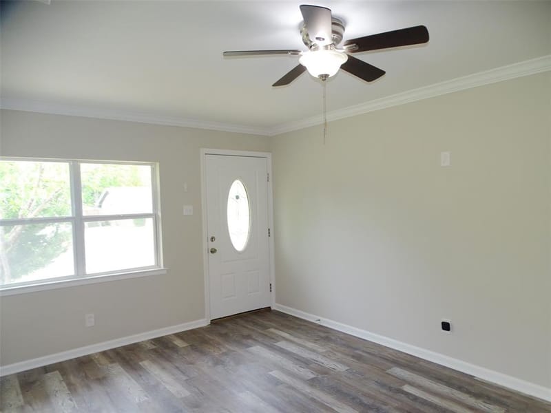 202 E Cober Drive, Grand Prairie TX 75051 - Photo 2