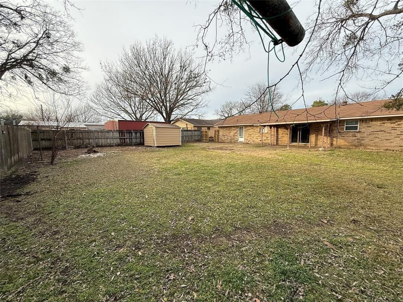 415 W Highland Drive, Whitewright TX 75491 - Photo 2