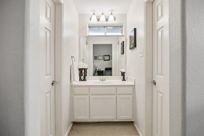 9705 Valley Lake Court, Irving TX 75063 - Photo 23