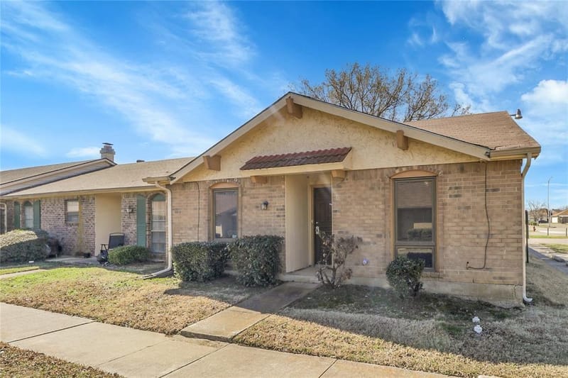 44 E Mountain Creek Drive, Grand Prairie TX 75052 - Photo 2