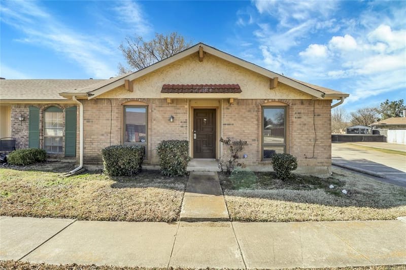 44 E Mountain Creek Drive, Grand Prairie TX 75052