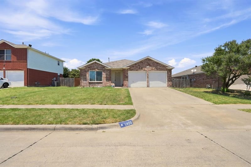 1409 Dundee Drive, Arlington TX 76002 - Photo 2