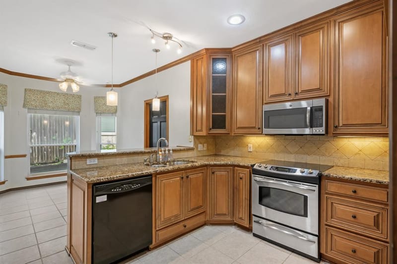 3317 Tiverton Court, Arlington TX 76001 - Photo 10