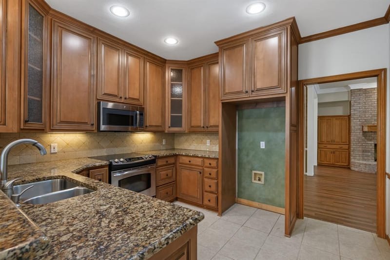 3317 Tiverton Court, Arlington TX 76001 - Photo 4