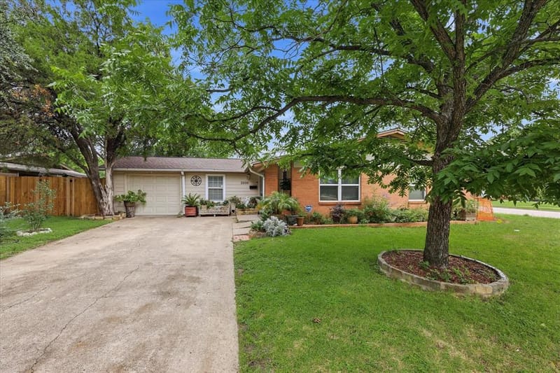 2800 Brockbank Drive, Irving TX 75062 - Photo 2