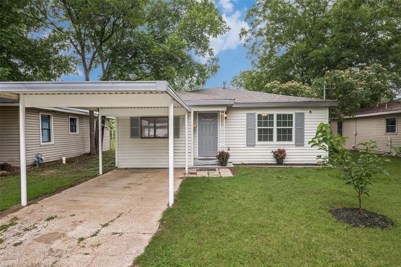 717 Small Street, Bowie TX 76230