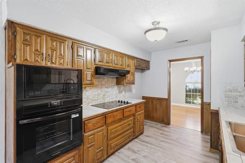 2202 Canyonwood Drive, Arlington TX 76012 - Photo 11