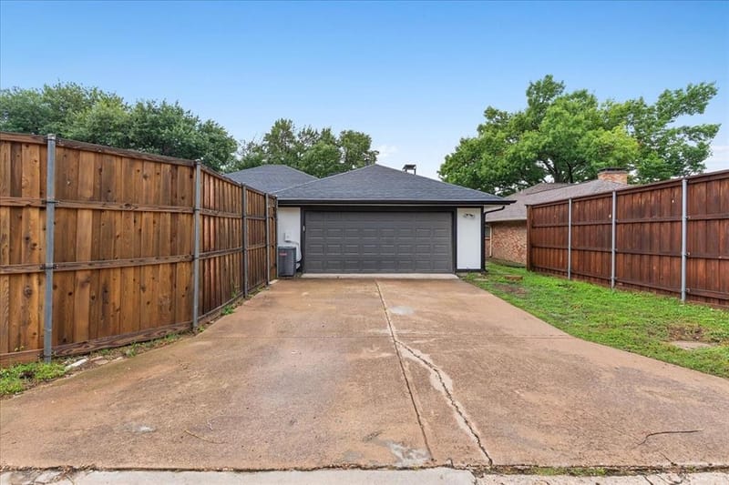 9205 Moss Farm Lane, Dallas TX 75243 - Photo 4