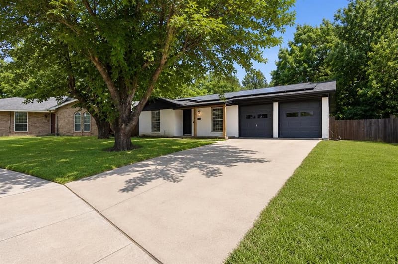 714 S Deerfield Circle, Arlington TX 76015 - Photo 2