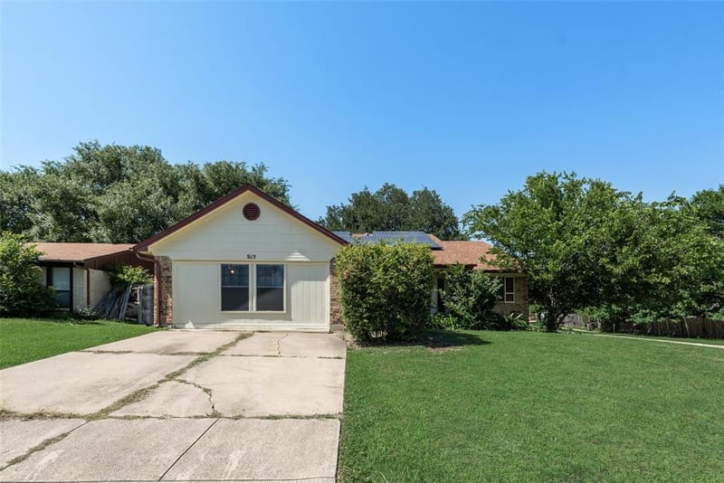 915 Freestone Drive, Arlington TX 76017 - Photo 2