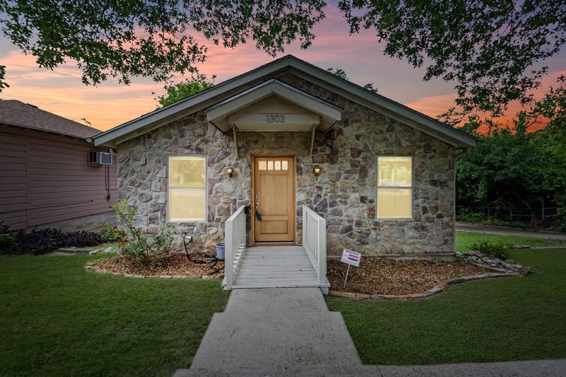 1303 Arizona Avenue, Dallas TX 75216