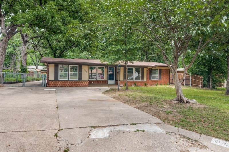 1305 W Lavender Lane, Arlington TX 76013 - Photo 2