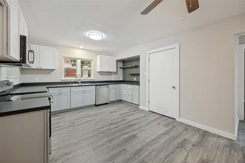 1305 W Lavender Lane, Arlington TX 76013 - Photo 9
