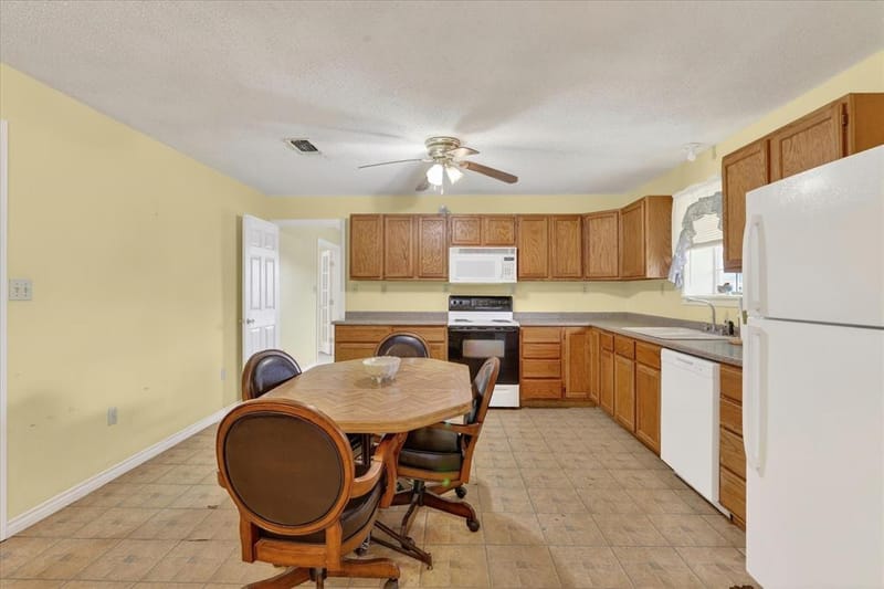 1092 W Highway 199, Springtown TX 76082 - Photo 11