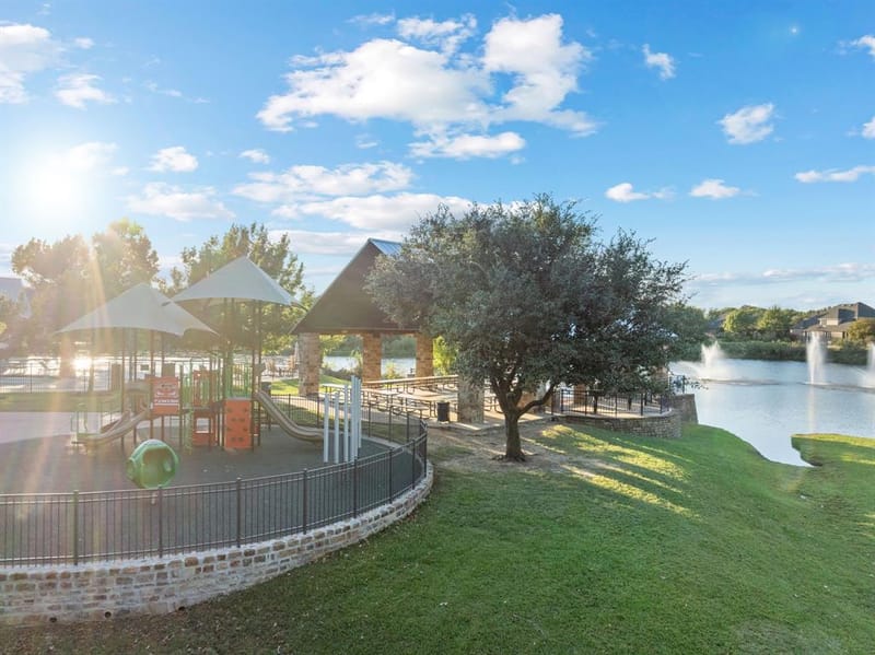 8221 Bayberry Avenue, Lantana TX 76226
