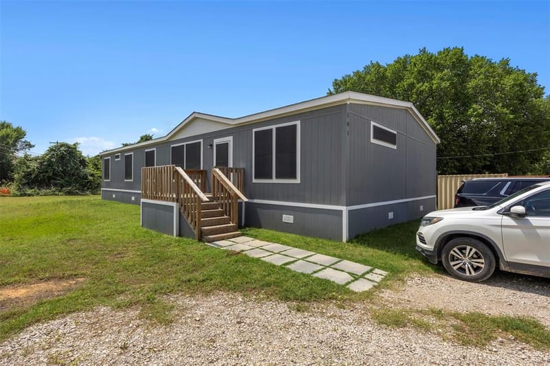 101 Syble Jean Drive, Burleson TX 76028 - Photo 2