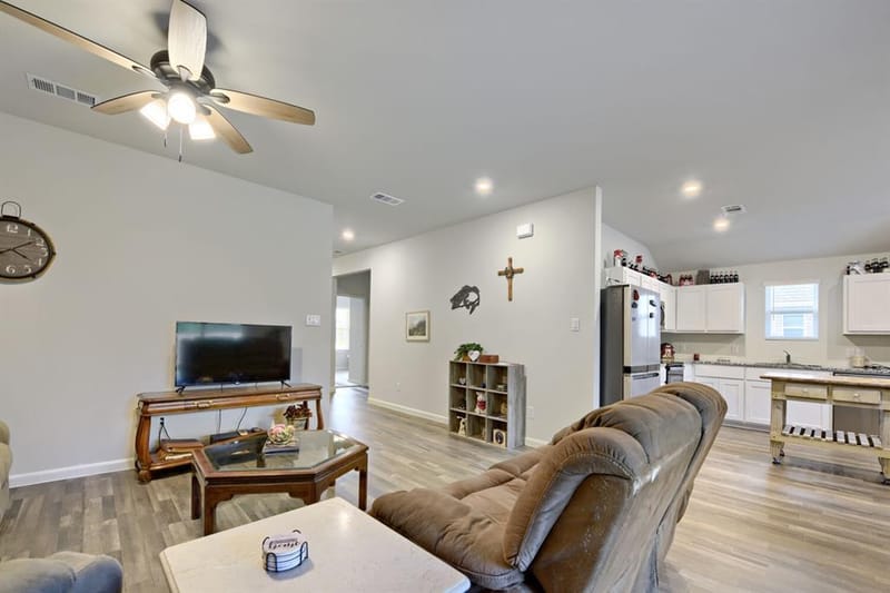 420 Jameson Street, Springtown TX 76082 - Photo 3