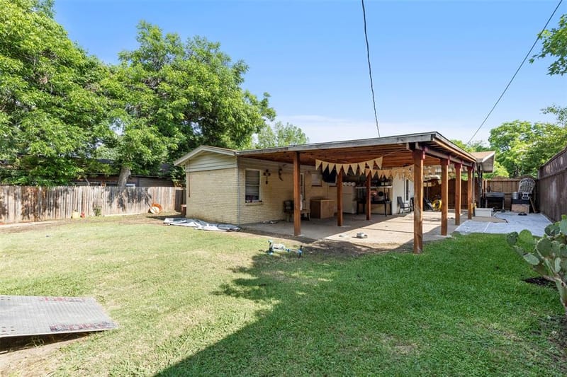 2211 Cloverdale Street, Arlington TX 76010 - Photo 2