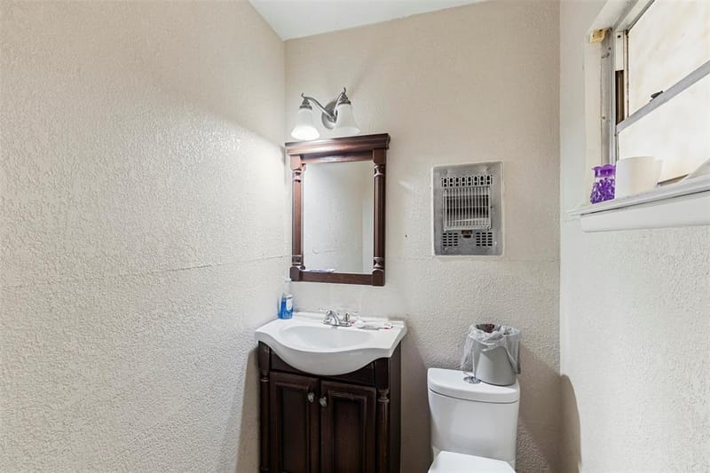 2211 Cloverdale Street, Arlington TX 76010 - Photo 17