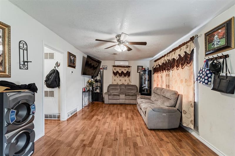 2211 Cloverdale Street, Arlington TX 76010 - Photo 7
