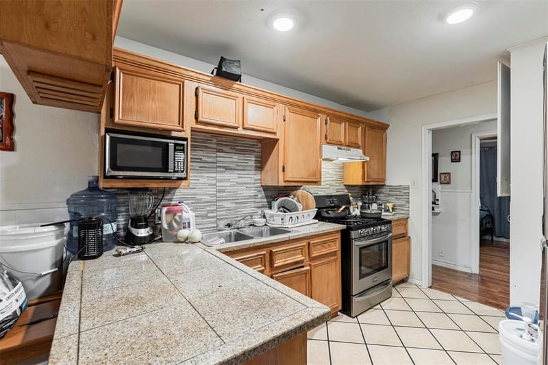 2211 Cloverdale Street, Arlington TX 76010 - Photo 3