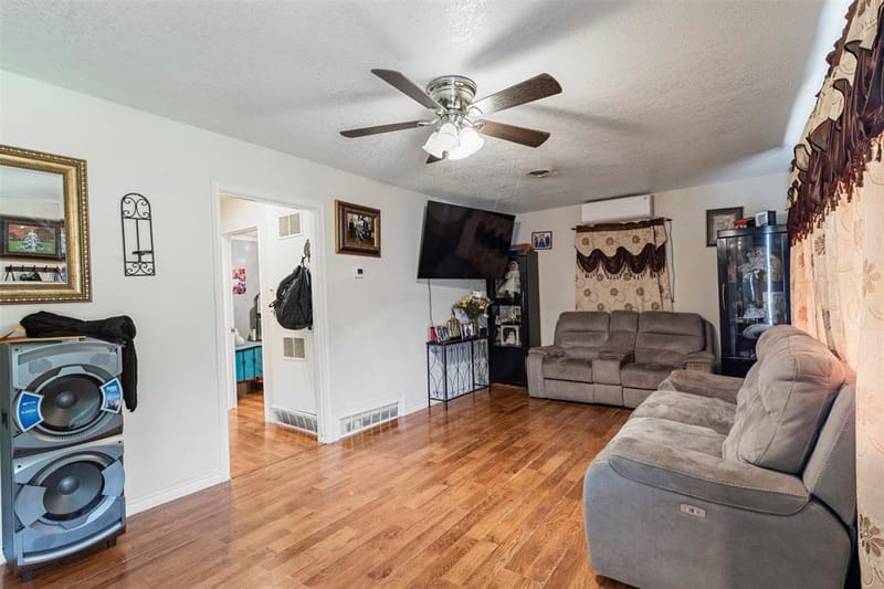 2211 Cloverdale Street, Arlington TX 76010 - Photo 4