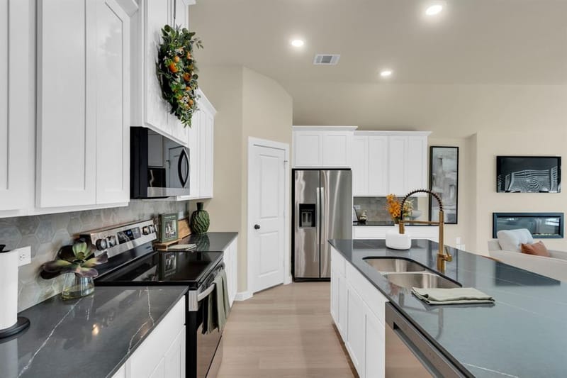 808 Tesslynn Avenue, Godley TX 76044 - Photo 8