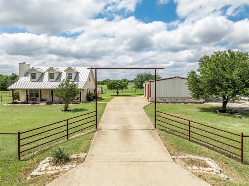560 Meadow Lane, Crawford TX 76638 - Photo 5